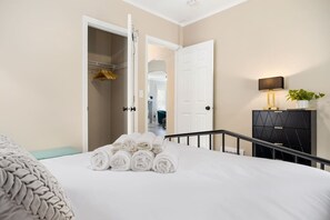 3 chambres, bureau, fer et planche à repasser, accès au Wi-Fi (inclus)