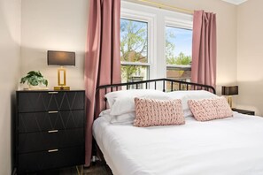 3 bedrooms, desk, iron/ironing board, free WiFi