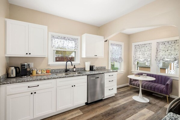 Réfrigérateur, four à micro-ondes, un four, surface de cuisson