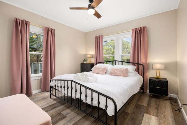 3 chambres, bureau, fer et planche à repasser, accès au Wi-Fi (inclus)