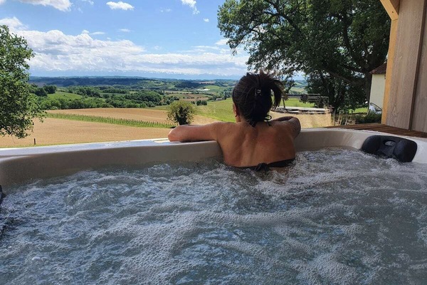 Outdoor spa tub