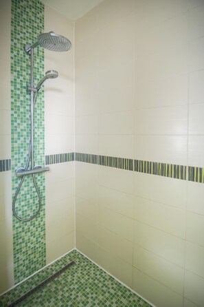 Shower, jetted bath, hair dryer, towels - Studio Face à la mer D'iroisevue Imprenable sur les Iles , à 300m de la Plage ! (Plouarzel)