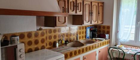 Dishwasher, cookware/dishes/utensils