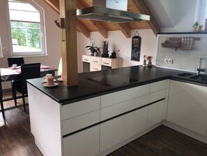 Oven, stovetop, dishwasher - Komfortable Ferienwohnung mit Charme. Optimal für Familien, Paare und Freunde (Bad Goisern am Hallstättersee)