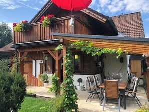 Outdoor dining - Komfortable Ferienwohnung mit Charme. Optimal für Familien, Paare und Freunde (Bad Goisern am Hallstättersee)