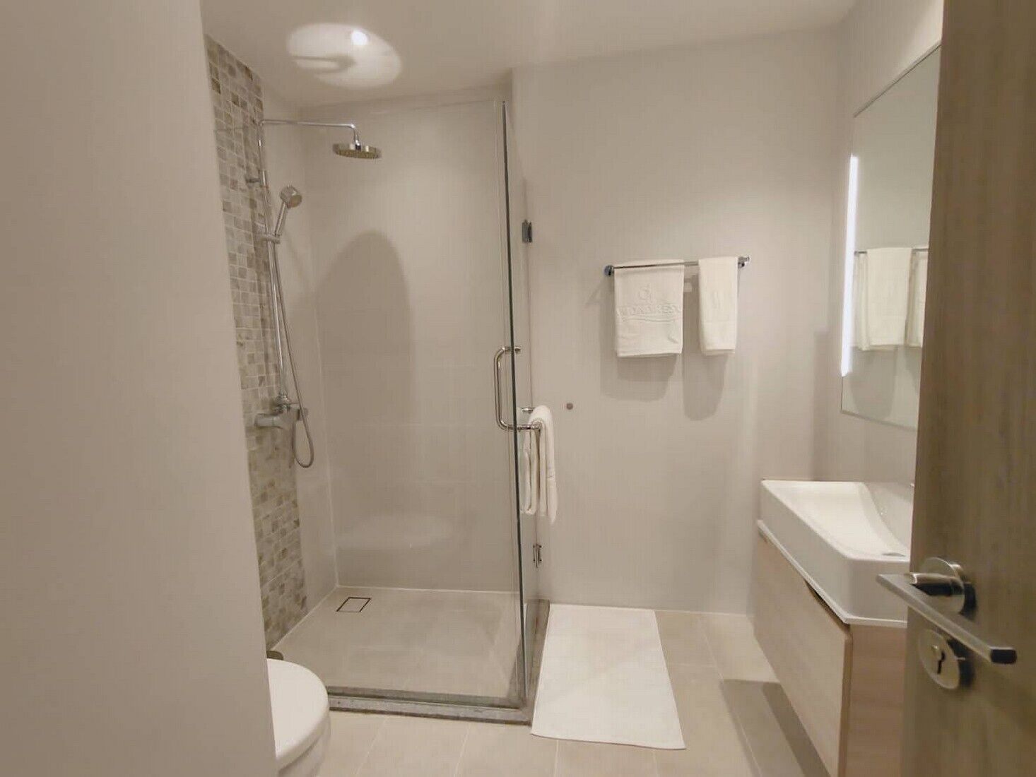 Appartement | Salle de bain | Sèche-cheveux, chaussons