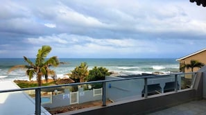 Property grounds - Breaker views on Manaba's main beach. (Margate)