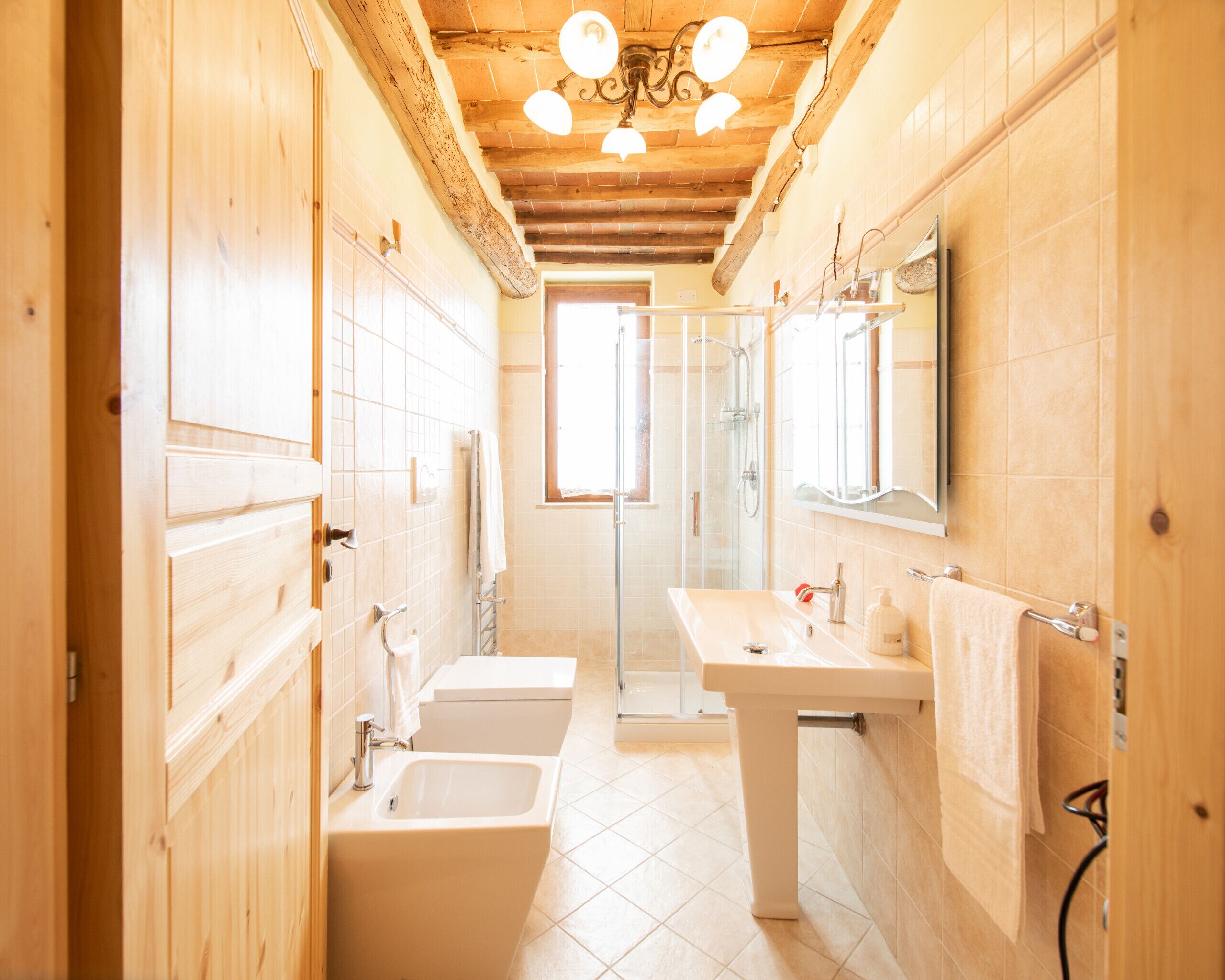 Douche, sèche-cheveux, bidet, serviettes fournies