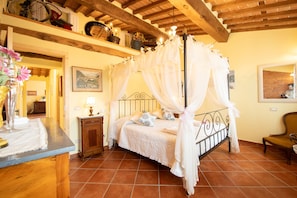 2 bedrooms, iron/ironing board, travel cot, free WiFi