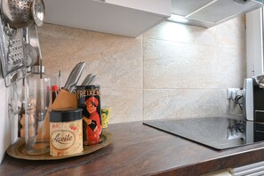 Fridge, microwave, oven, coffee/tea maker - Cozy studio with pool in Ciudad Lineal (Madrid)
