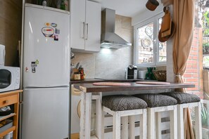 Réfrigérateur, micro-ondes, four, cafetiÚre/bouilloire