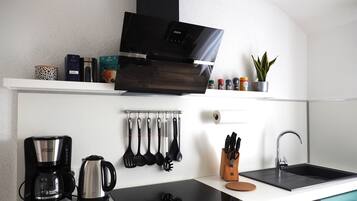 Kühlschrank, Mikrowelle, Herdplatte, Geschirrspüler