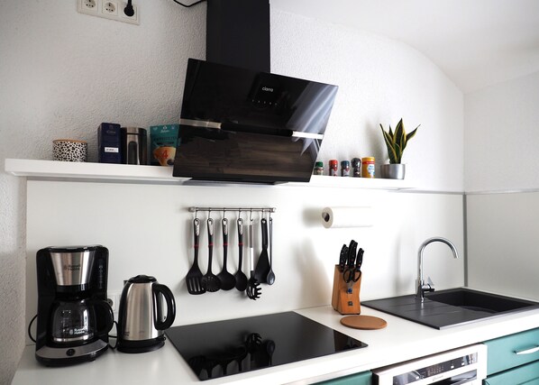 Fridge, microwave, stovetop, dishwasher - Ferienwohnung Schlossblick- Top Location - Flair (Idar-Oberstein)