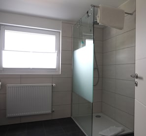 Douche, sĂšche-cheveux, serviettes fournies, savon