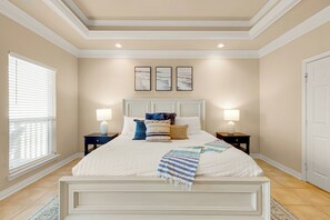 3 室のベッドルーム、デスク、アイロン / アイロン台、旅行用ベビーベッド