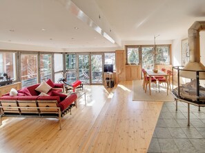 Apartment Rot | Wohnbereich | 48-Zoll-Flachbildfernseher mit Kabelempfang, Kamin, Drucker