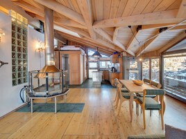 Televisión de pantalla plana, chimenea, impresora