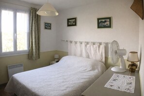 3 quartos, ferros/tábuas de passar roupa, roupa de cama