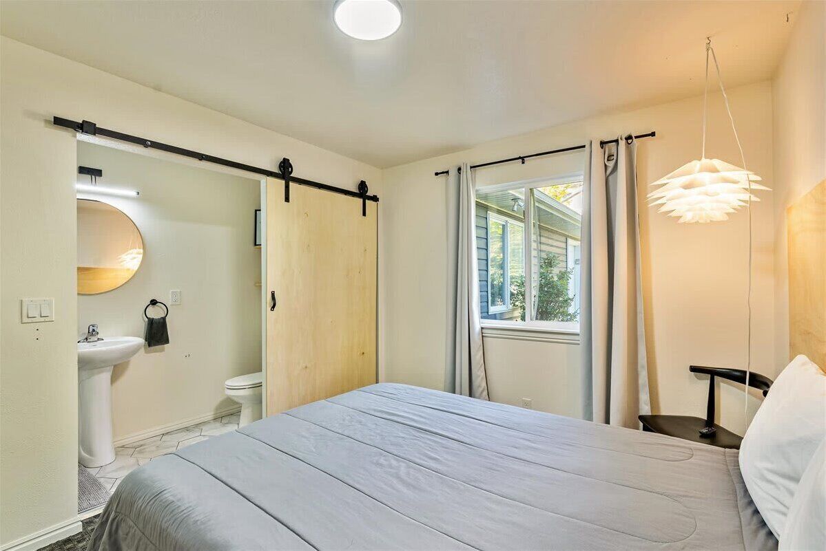 Private Room w/ own Bathroom, Quiet Neighborhood!