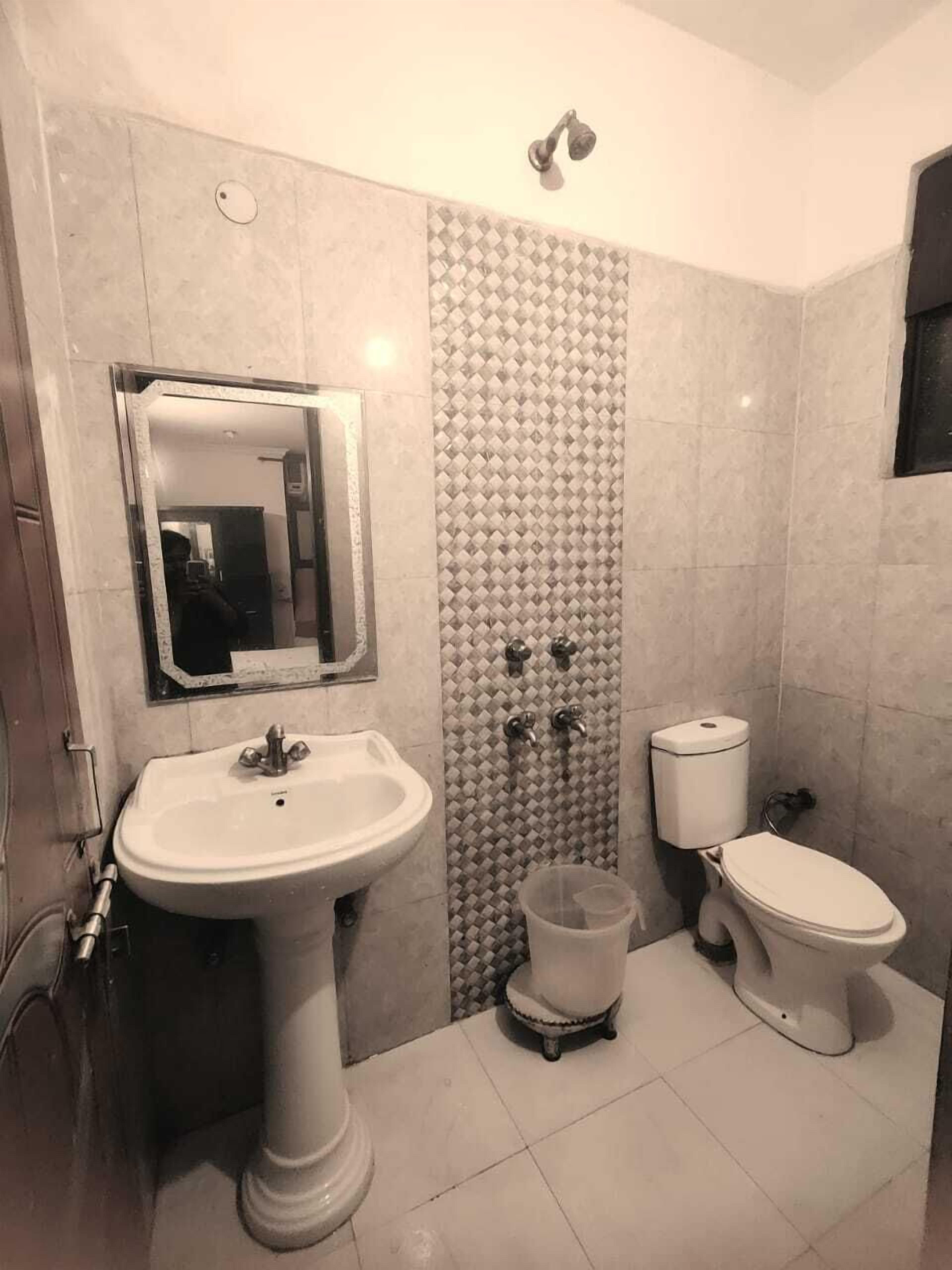 Chuveiro, toalhas de banho