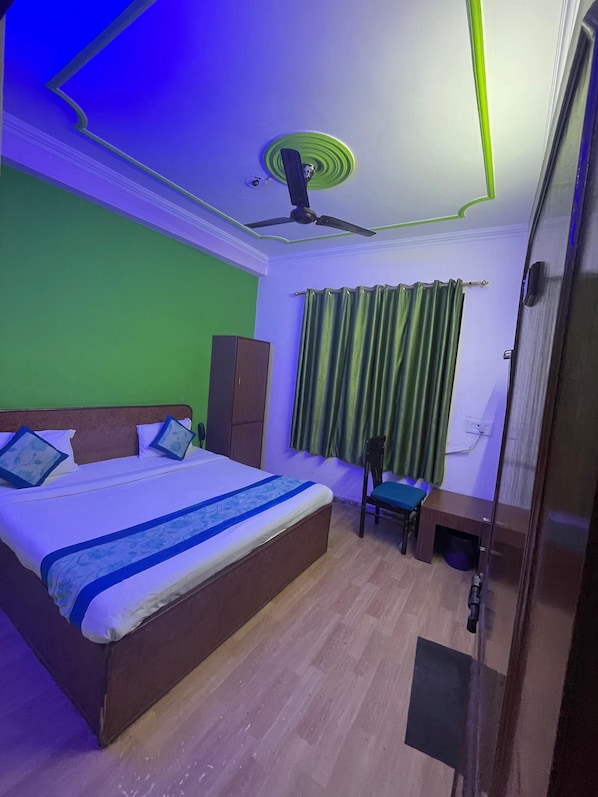 Deluxe Room | Desk, iron/ironing board, free WiFi, bed sheets