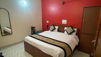 Superior Room, 1 Bedroom | Desk, iron/ironing board, free WiFi, bed sheets