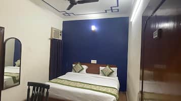 Deluxe Room | Desk, iron/ironing board, free WiFi, bed sheets