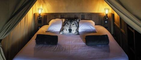 2 bedrooms, bed sheets