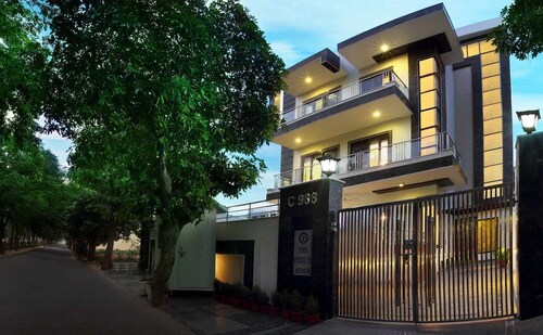 Studio Apartment with kitchen and balcony near Huda City Metro, Gurgaon