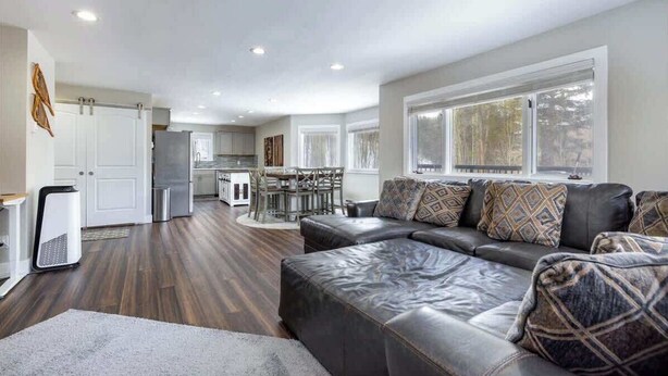Living area - Peak 9 Breck Condo w/Hot Tub & Mountain Views (Breckenridge)