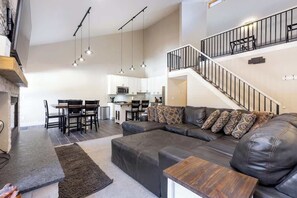 Una televisión, una chimenea, una oficina