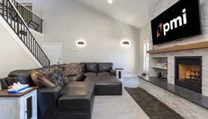 Una televisión, una chimenea, una oficina