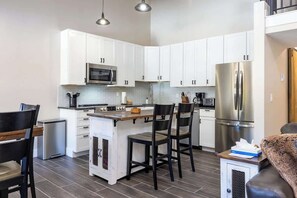 Refrigerador, microondas, horno, placa de cocina