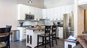 Coffee/tea maker, fridge, microwave, oven