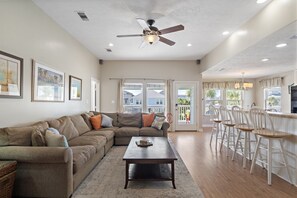 Smart TV, DVD player, books, video library - "Just Right" in Pirates Beach West - Family Friendly! Updated! Pet Friendly!! (Galveston)