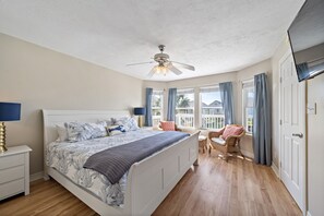 3 bedrooms, iron/ironing board, travel cot, free WiFi - "Just Right" in Pirates Beach West - Family Friendly! Updated! Pet Friendly!! (Galveston)