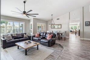 Smart-TV, bøker og kontorer