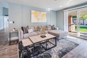 TV connectée, livres, espaces bureaux