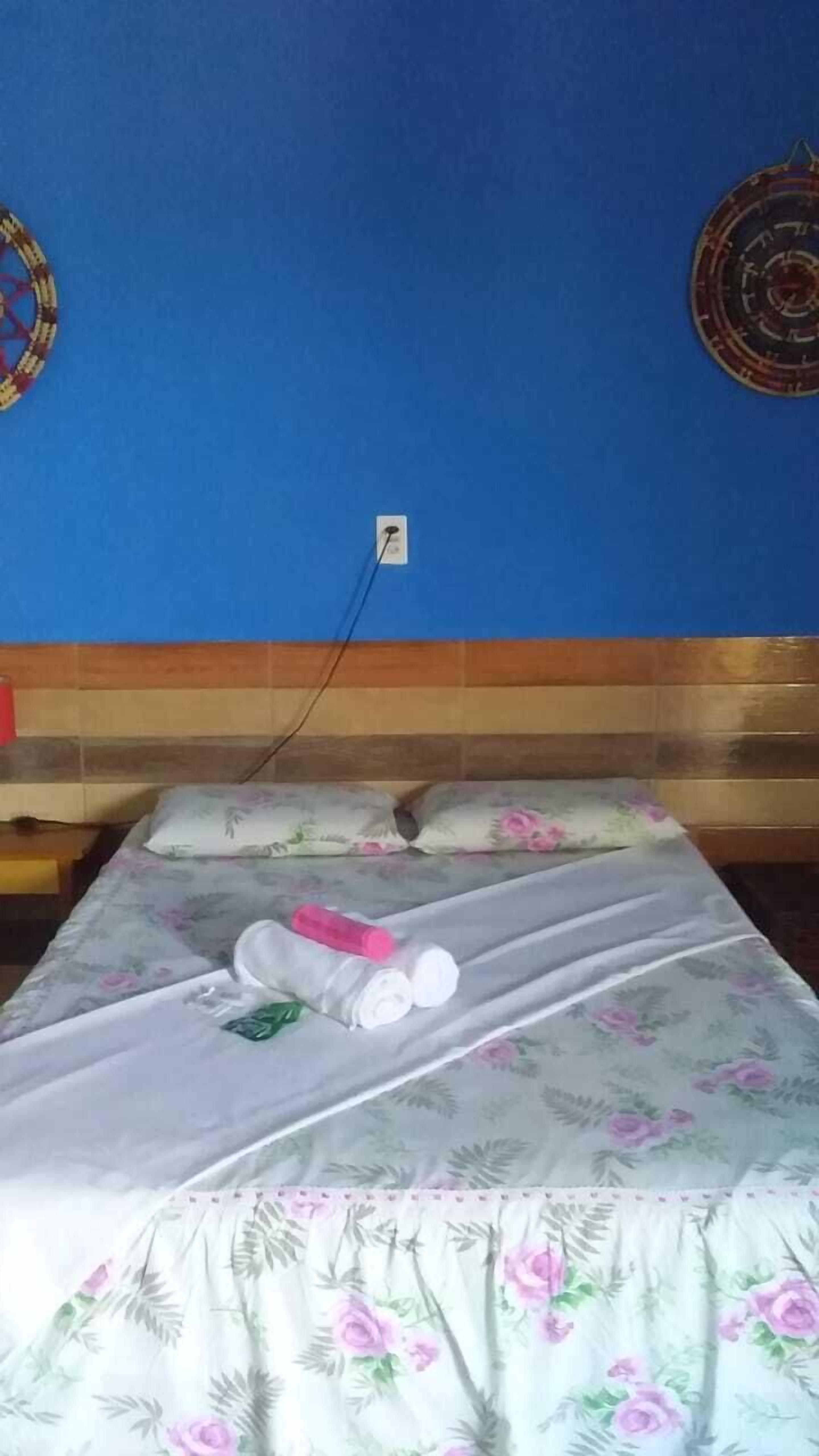 18 habitaciones, tabla de planchar con plancha y wifi gratis 