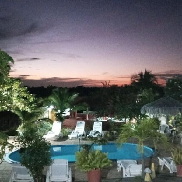 Una piscina al aire libre