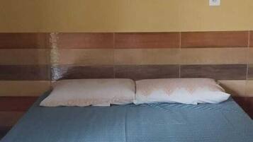 Quarto quádruplo conforto | 18 quartos, ferros/tábuas de passar roupa, Wi-Fi de cortesia