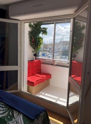 1 غرفة نوم وخزنة داخل الغرفة ومكتب ومكواة/لوح كي