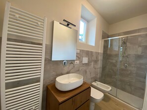 Exclusive Apartment | Bathroom | Shower, free toiletries, bidet, towels - Residenza Flavia (Salò)