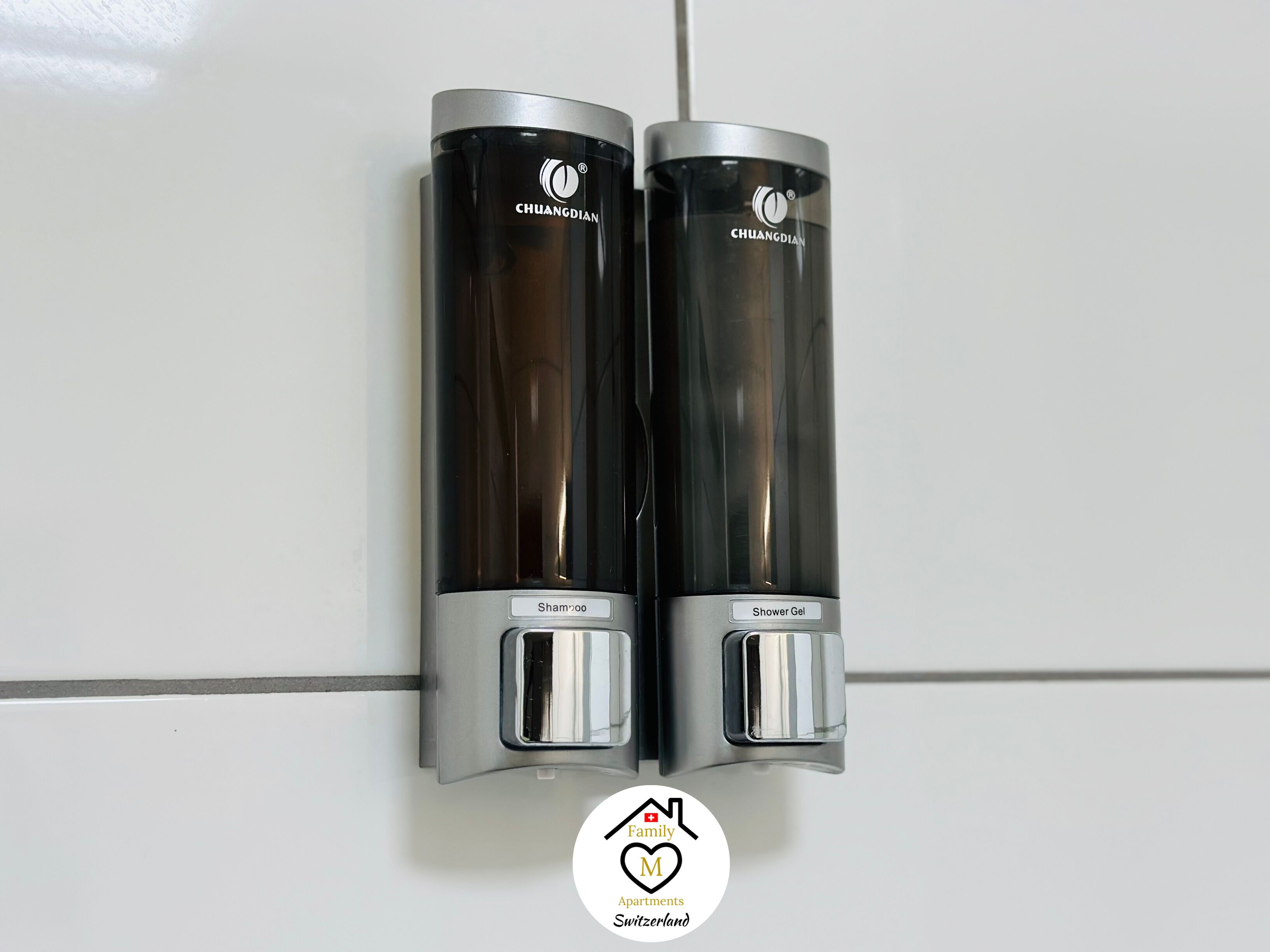 Deux porte-savons noirs pour la douche, de la marque « CHUANGDIAN », avec les étiquettes « Shampooing » et « Gel douche ».