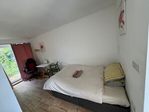 1 bedroom, iron/ironing board, WiFi, bed sheets - Studio flat, parking, Filton (Filton)