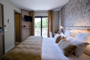 Standard Double or Twin Room, Sea Facing | 1 bedroom, in-room safe, soundproofing, free cots/infant beds