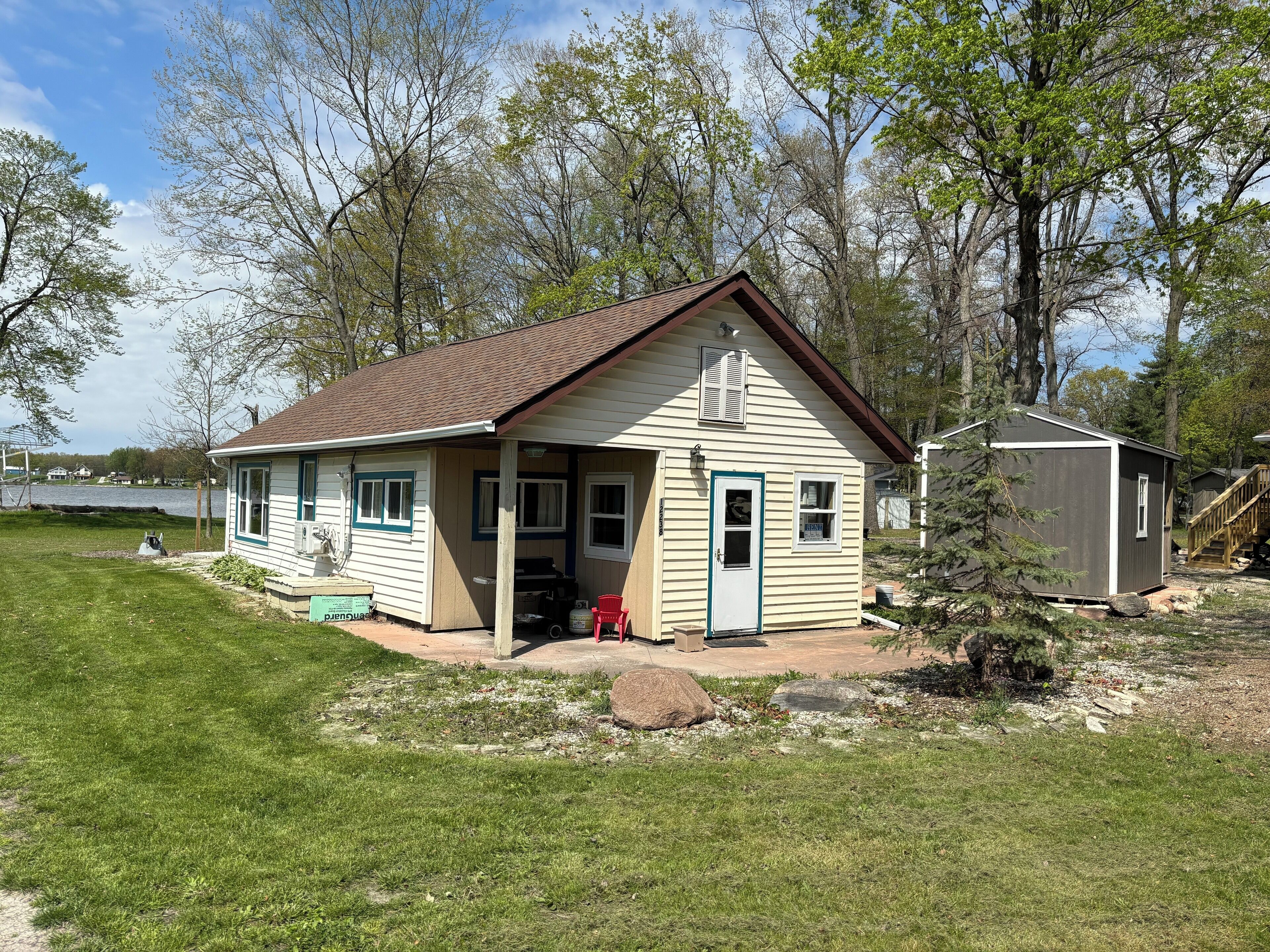 Lake Front Cottage with a beautiful park like setting!