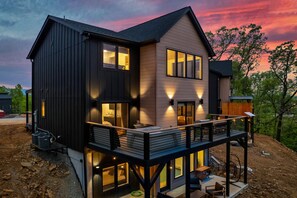 A modern two-story house with a deck and large windows. - Family Friendly, Sleeps 10・Pool・Arcade・Hot Tub (Sevierville)
