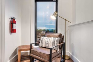 TV, lareira, escritórios