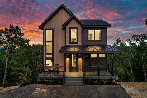 Luxe Cabin W Indoor Pool・Spacious Cabin, Sleeps 10